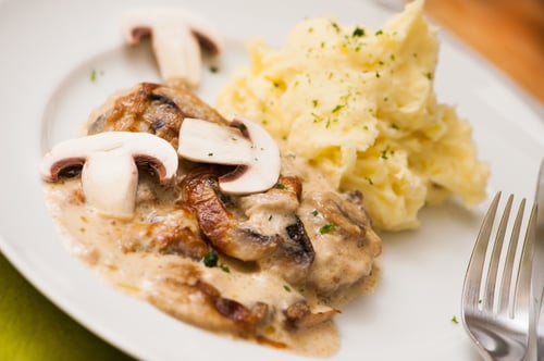 Jägerschnitzel mit Soße und Kartoffelpüree 