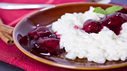 Milchreis mit heißen Kirschen