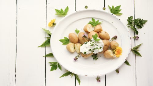 Kartoffeln mit Kräuter Quark und Hähnchen