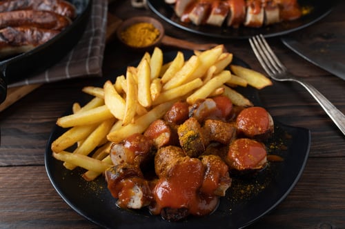 Currywurst mit Pommes 