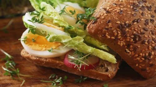 Brötchen mit Ei