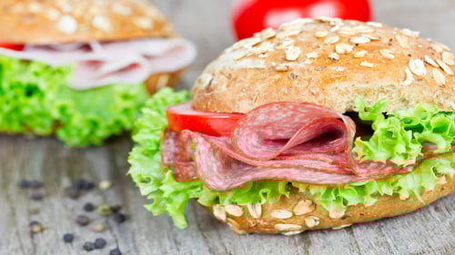 Brötchen mit Salami