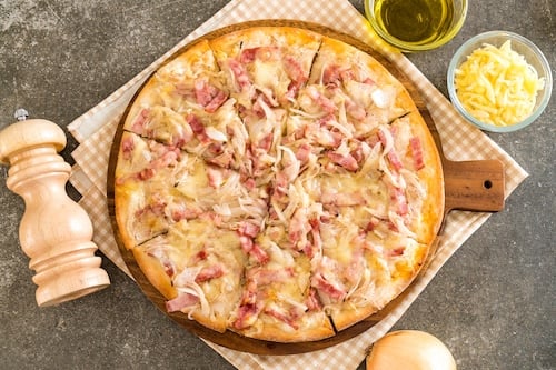 Small Size Pizza Schinken
