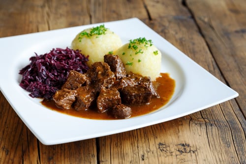 Gulasch mit Klöße und Rotkohl