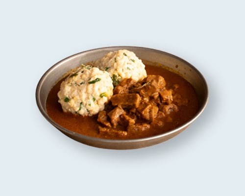 Rindergulasch mit zwei Semmelknödeln