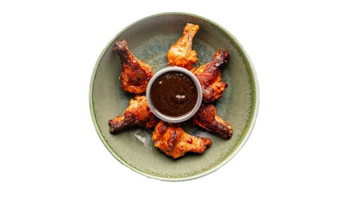 CHICKEN WINGS + BBQ SAUCE 