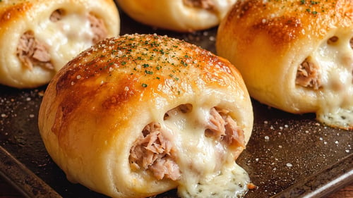 Pizzabrötchen mit Käse und Thunfisch