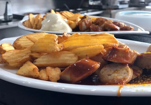 Currywurst mit Pommes