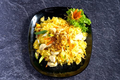 Gebratener Eierreis mit Hühnerfleisch