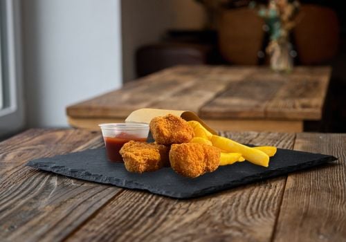 Kids Chicken Nuggets mit kleiner Pommes und Ketchup