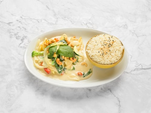 Gebratenes Chicken in Kokossauce