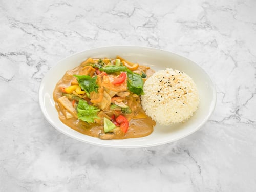 Gebratenes Chicken in Erdnuss-Sauce