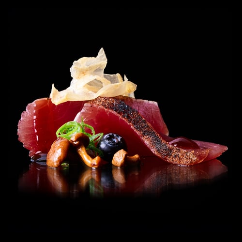 TUNA SASHIMI MIT GEBRATENEN PFIFFERLINGEN