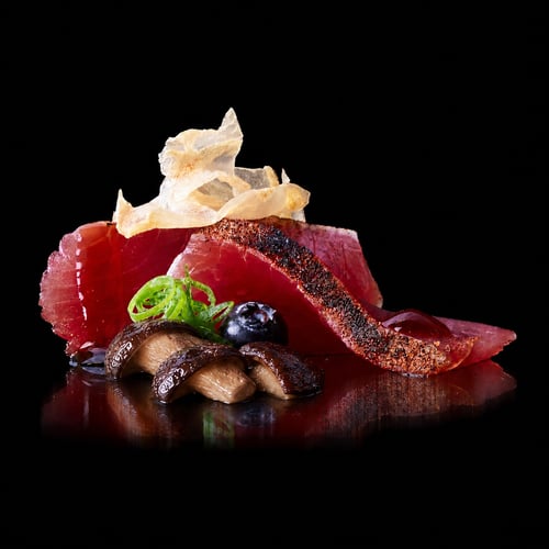 TUNA SASHIMI MIT GEBRATENEN SHIITAKE-PILZEN