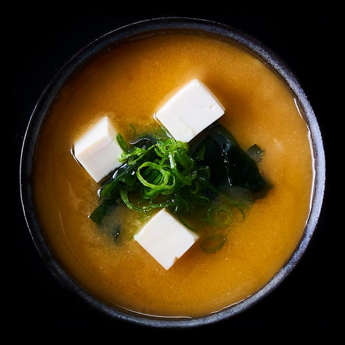 MISO SUPPE MIT TOFU UND WAKAME