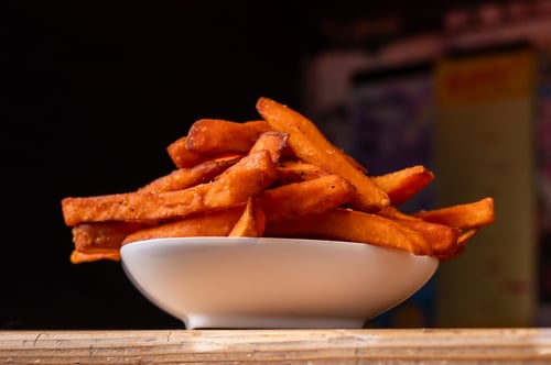 Große Süßkartoffelpommes