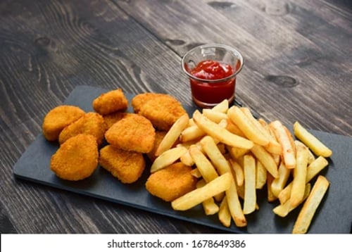 Pommes frites mit Chicken Nuggets 5stück