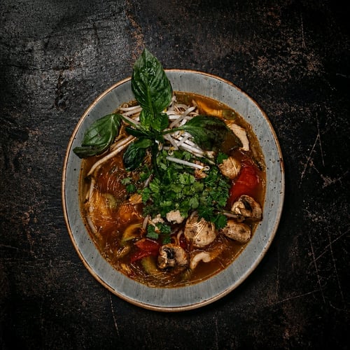 19A. Tom Yam Glasnudeln Suppe mit Hähnchenfleisch