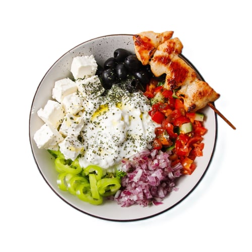The Greek Bowl mit 2 Hähnchenspießen