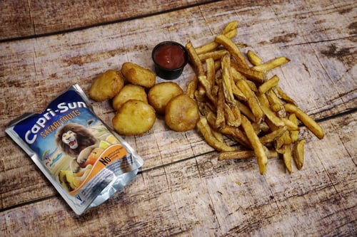 Nuggets, Pommes und Kinder Getränk
