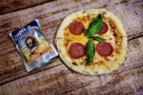 Mini Salami Pizza mit Getränk
