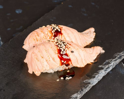 Flambiertes Lachs Nigiri