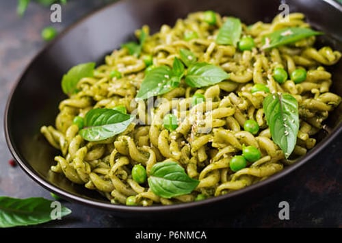 Strigoli Pasta, mit Basilikumpesto