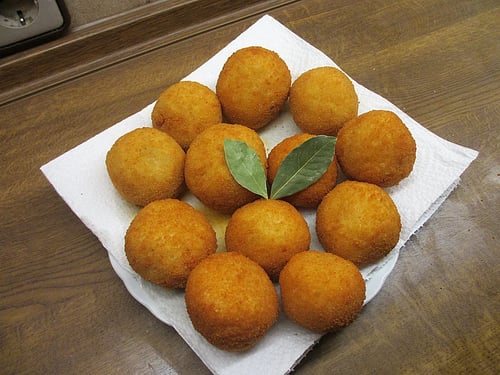 Gebacken Arancini di riso mit Fleisch
