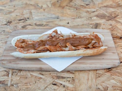 Halve stokbrood met warm vlees