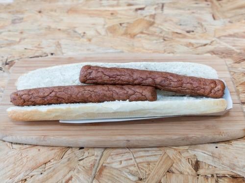 Half stokbrood met 2 frikandellen