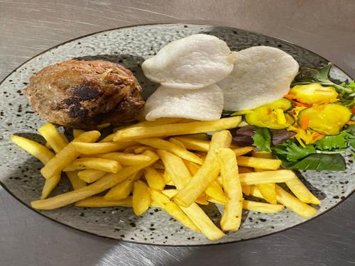 Huisgemaakte gehaktbal met verse friet