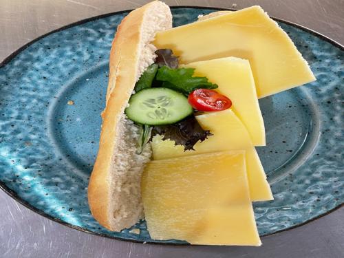 Halve stokbrood met oude kaas