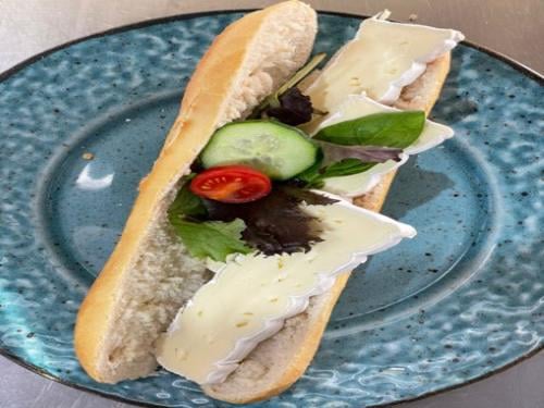 Halve stokbrood met brie
