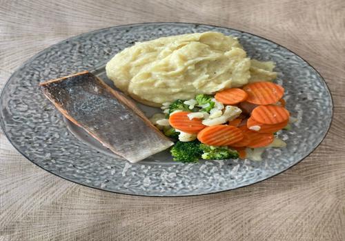 Zalm uit de oven met wokgroente en eigengemaakte aardappelpuree