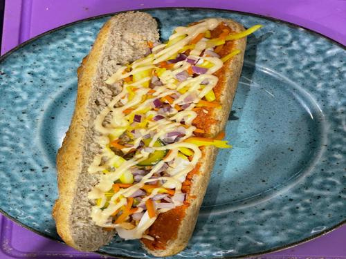 Halve stokbrood met filet americain speciaal