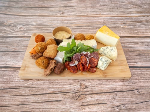 Luxe borrelplank met kaas en worst met bittergarnituur