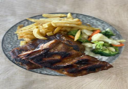 Sparerib met wokgroente en verse friet