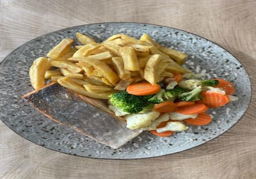 Zalm uit de oven met wokgroente en verse friet