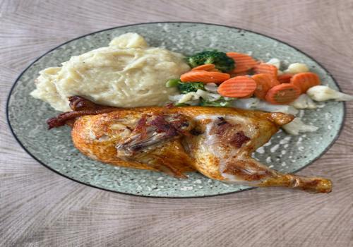 Halve kip met wokgroente en eigengemaakte aardappelpuree