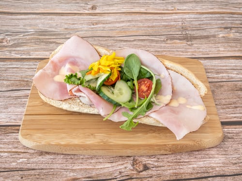Halve stokbrood met beenham