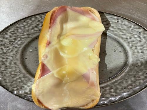 Warme halve stokbrood met ham en kaas