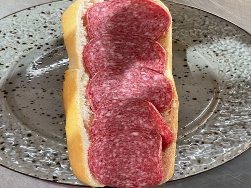 Halve stokbrood met salami