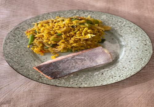 Zalm uit de oven met gele nasi