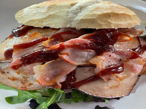 Broodje gerookte kipfilet bacon barbecue