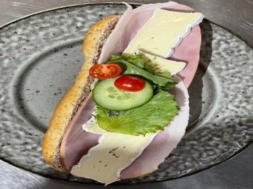 Halve stokbrood met beenham en brie