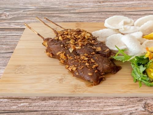 Halve stokbrood met huisgemaakte  kipsaté