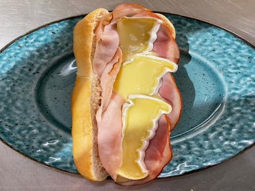 Halve stokbrood met beenham en brie (oven)