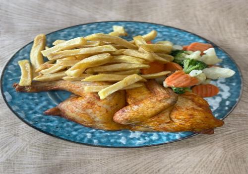 Halve kip met wokgroente en verse friet