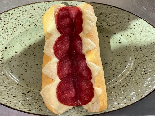 Warme Halve stokbrood met salami en kaas