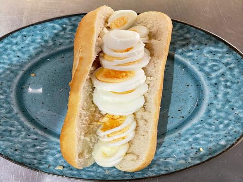 Halve stokbrood met gekookt ei